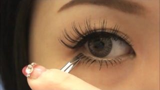 Feminization 101 – Applying and Removing False Eyelashes