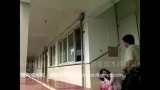 上海大学校鸡文佳在学校楼梯口与男同学大战