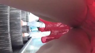 地铁站抄底红衣少妇蕾丝内裤相当诱人（约炮加微753082012）