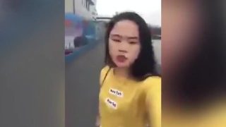 china中国妓女上海街頭現「潑墨女孩」 塗黑習近平頭像